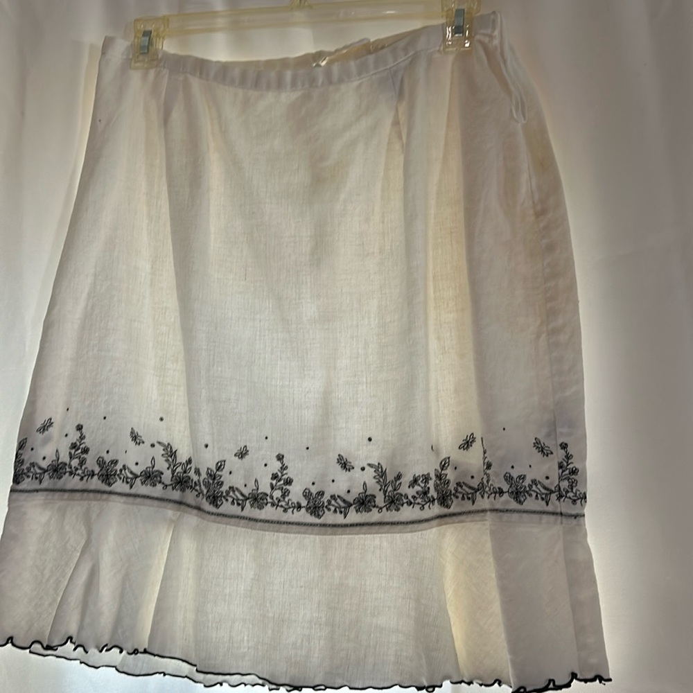 Ladies skirt, white W/ black embroidery & scalloped at the bottom with black 16W